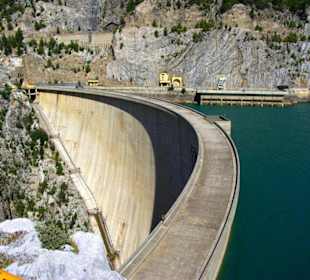 Der Staudamm selbst in voller Pracht