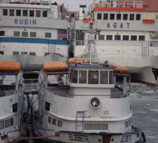 Schiffe im zugefrorenen Hafen