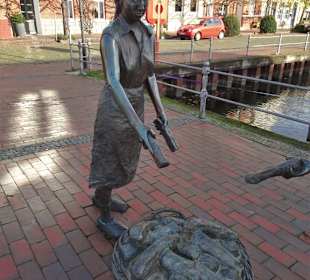 Ansichten des Denkmals für die Torffrauen