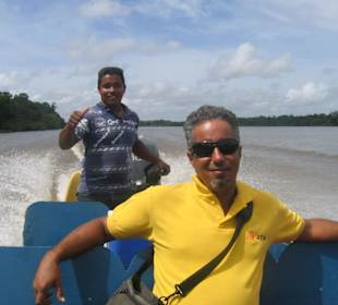 Reiseleiter mit unseren Bootsfahrer