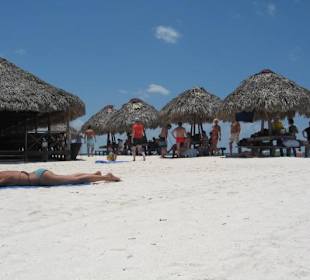 Cayo Blanco - Restaurant und Sonnenschirme