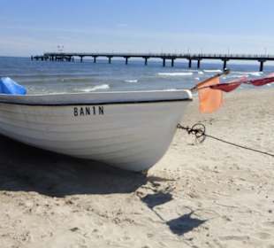 Bansin: am Ostseestrand mit Boot und Seebrücke