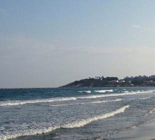 Der flach abfallende Strand