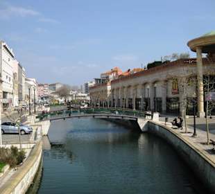 Kanal und Einkaufscenter