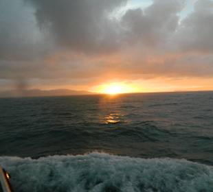 Auf der Fähre zurück bei Sonnenuntergang