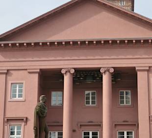 Das Rathaus von Karlsruhe am Marktplatz