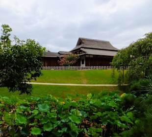 Historyczne zabudowania na terenie ogrodu.