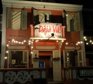 Nächtliche Außenansicht des Déjà Vu