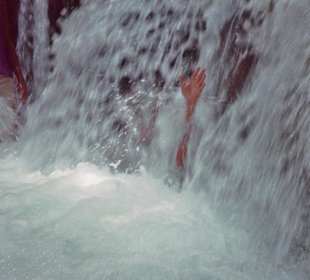 Hinter dem Wasserfall