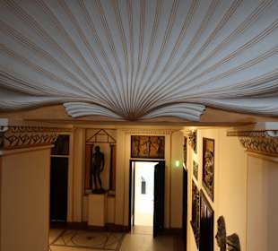 Treppenhaus mit Muschelnische