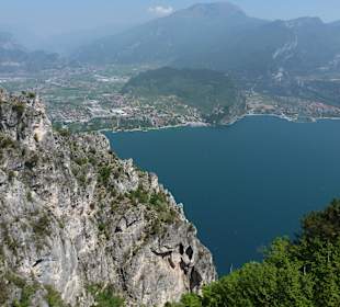 Blick auf Riva unsd Torbole, Mitte Monte Brione