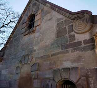 Die ganzen Verzierungen im Sandstein