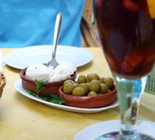 Oliven, Brot und Aioli