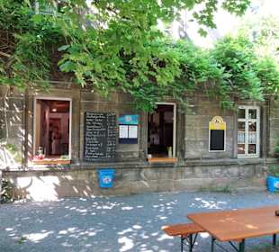 Das Wirtschaftsgebäude des Biergartens