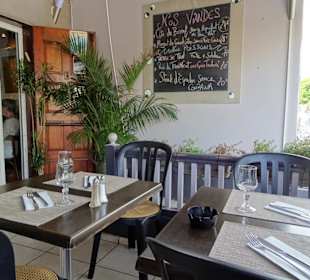 Plätze auf der Terrasse des Restaurants