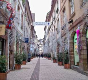 Gassen mit Weihnachtsdeko