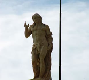 Die Steinfiguren auf den Dächern