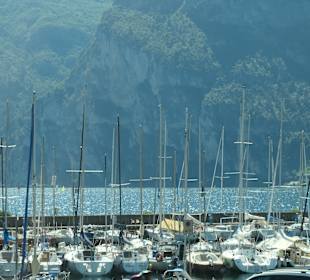 Blick zum Yachthafen Porto San Nicolò