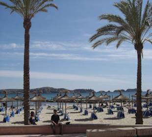 Strandpromenade und Strand in Peguera