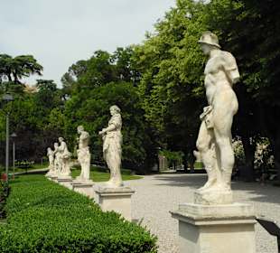 Mit Skulpturen der Historie