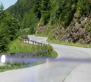 Panoramastraße schlängelt sich am See entlang