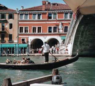 Die Rialtobrücke mit Gondliere