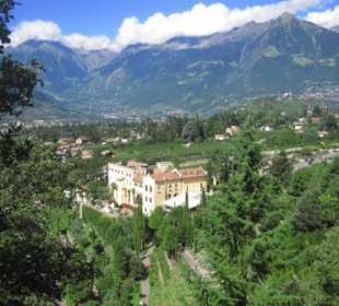 Blick auf Sonnengärten und Schloss
