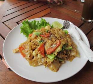 Gebratene Nudeln mit chicken