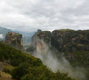 Meteora-Kloster im aufsteig. Nebel