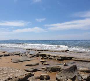 Strand mit Felsen und Sand