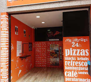 Vorderansicht an der Straße