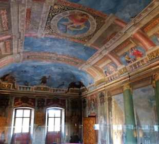 Blick auf die bemalte Decke im Schloss Hellbrunn