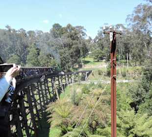Rechts sitzen, Brücke gleich nach dem Bahnhof