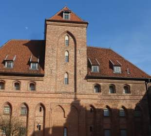 Blick auf das Krantor von der Stadt aus 