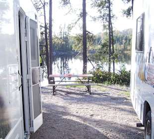 Blick an den Wohnmobilen vorbei