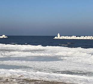 Eis, Strand, Wellenbrecher am Streckelsberg