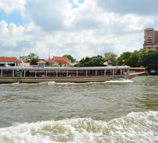 Fahrt auf dem Chao Phraya Fluss Bangkok