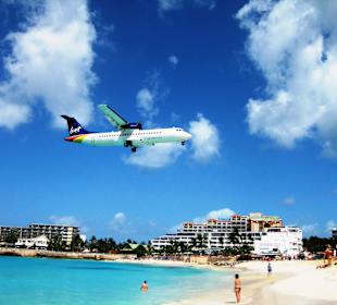 Flugzeug über dem Meer