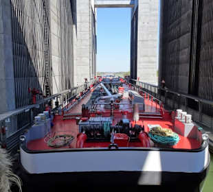 Das Schiff wird im Trog auf Elbeniveau gehoben