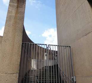 Der Augang zum Dach - gestaltet als Kreuzweg