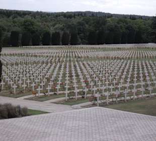 Gräberfeld vor dem Beinhaus