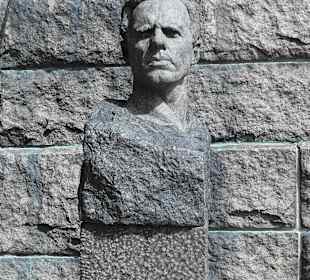 Büste des Bildhauers Gustav Sandberg am Rathaus