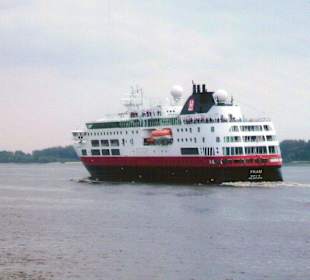 Man beachte, wie klein die Leute auf dem Schiff