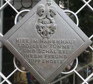 Beim Tünnes und Schäl in der Lintgasse