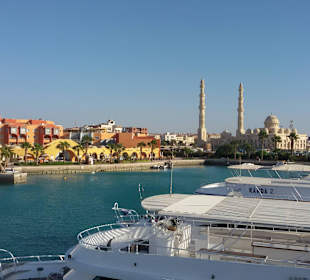 An der neuen Marina fährt das Boot los