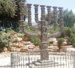 Menora vor der Knesset