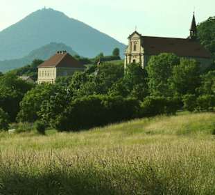 Milešovka převyšuje vše - i hrad Ostrý /uprostřed 