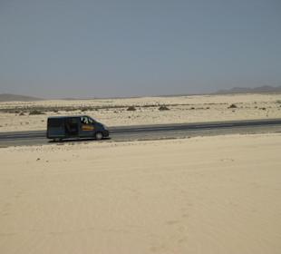 Unser Minibus vor den Dünen von Corraljejo