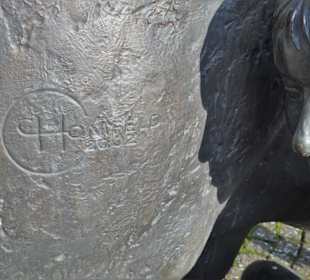 Das Monogramm des Künstlers auf der Kuh