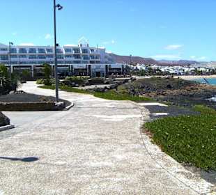 Spaziergang auf der Strandpromenade 